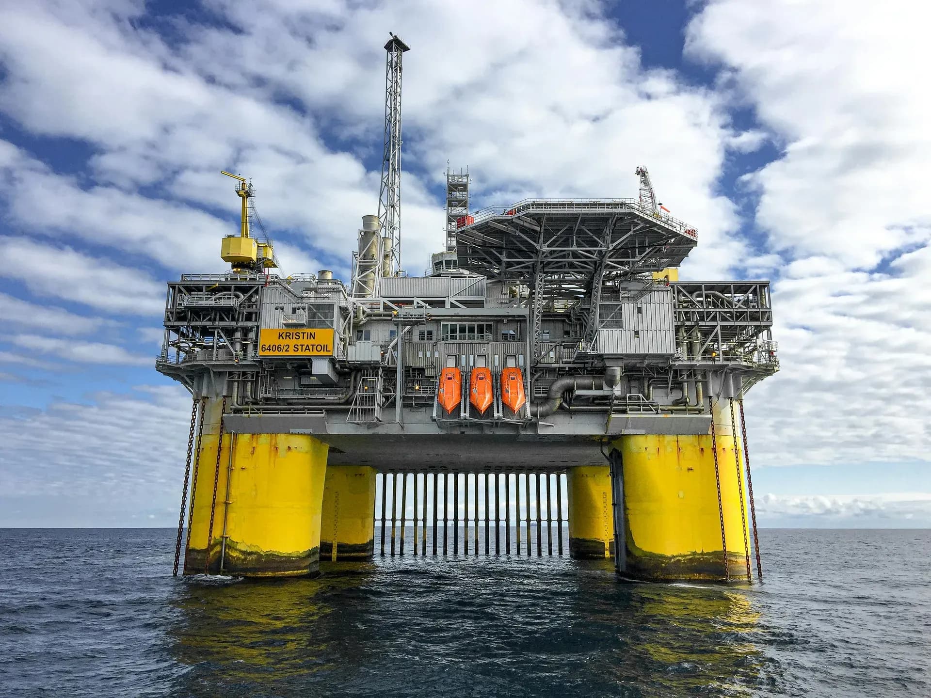 Offshore oil and gas production platform